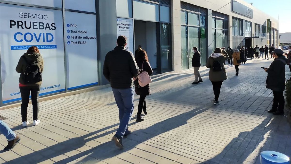 Colas en hospitales privados de Valencia para hacerse una PCR ante el colapso de la sanidad pública