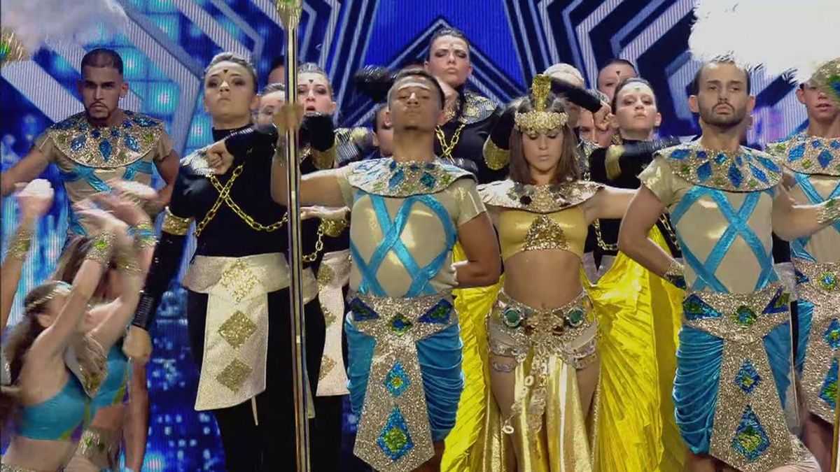 La original actuación de Team Spotlight, que nos transporta a Egipto con su creativo baile