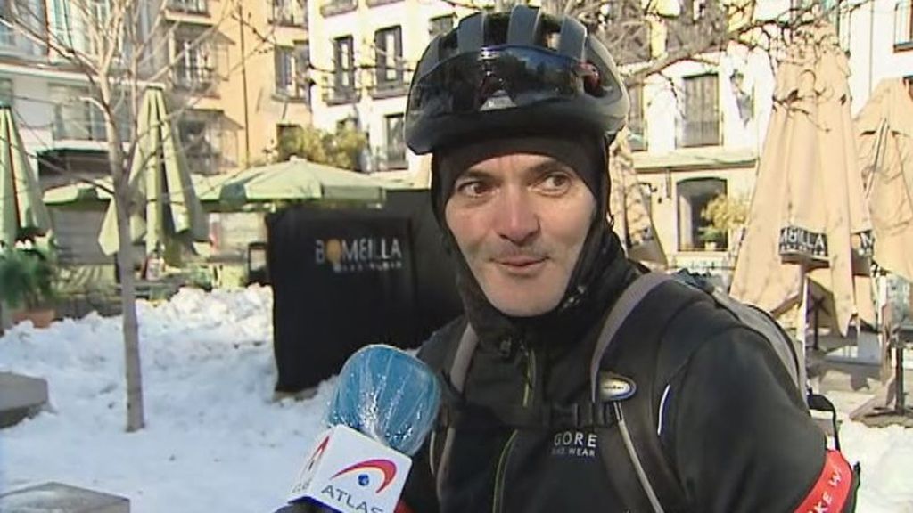 La caída en bici de un hombre que presumía de ruedas para nieve en informativos