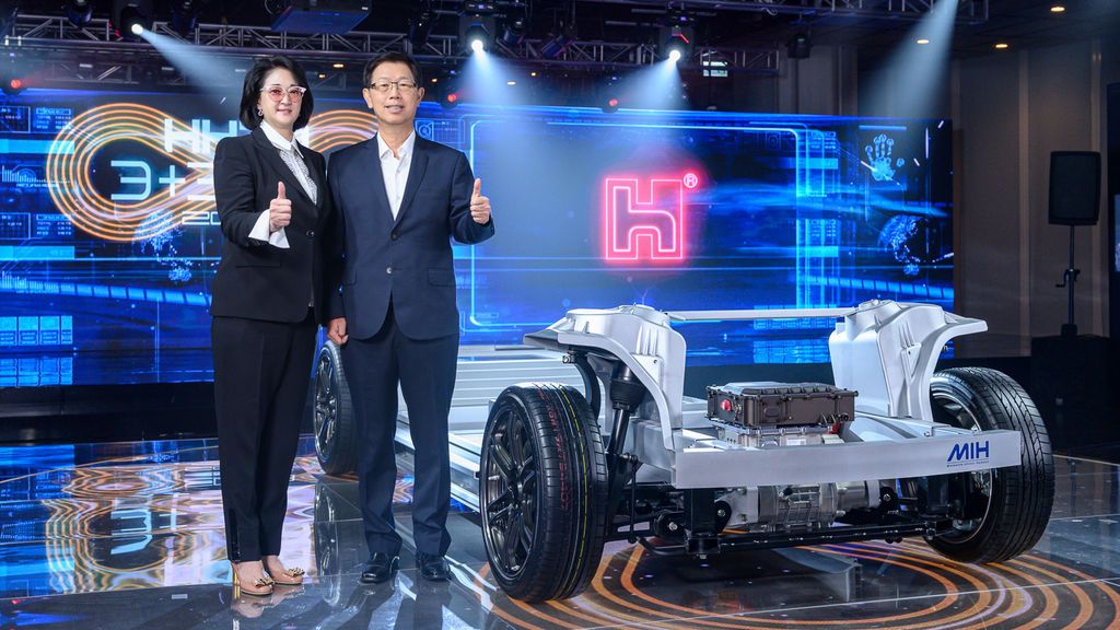 Young Liu junto a la plataforma de Foxconn y una de las directivas implicadas en su desarrollo