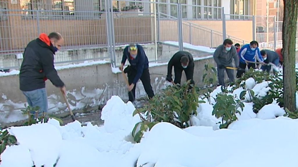 Padres y madres organizan brigadas de limpieza para retirar la nieve de los colegios de la Comunidad de Madrid
