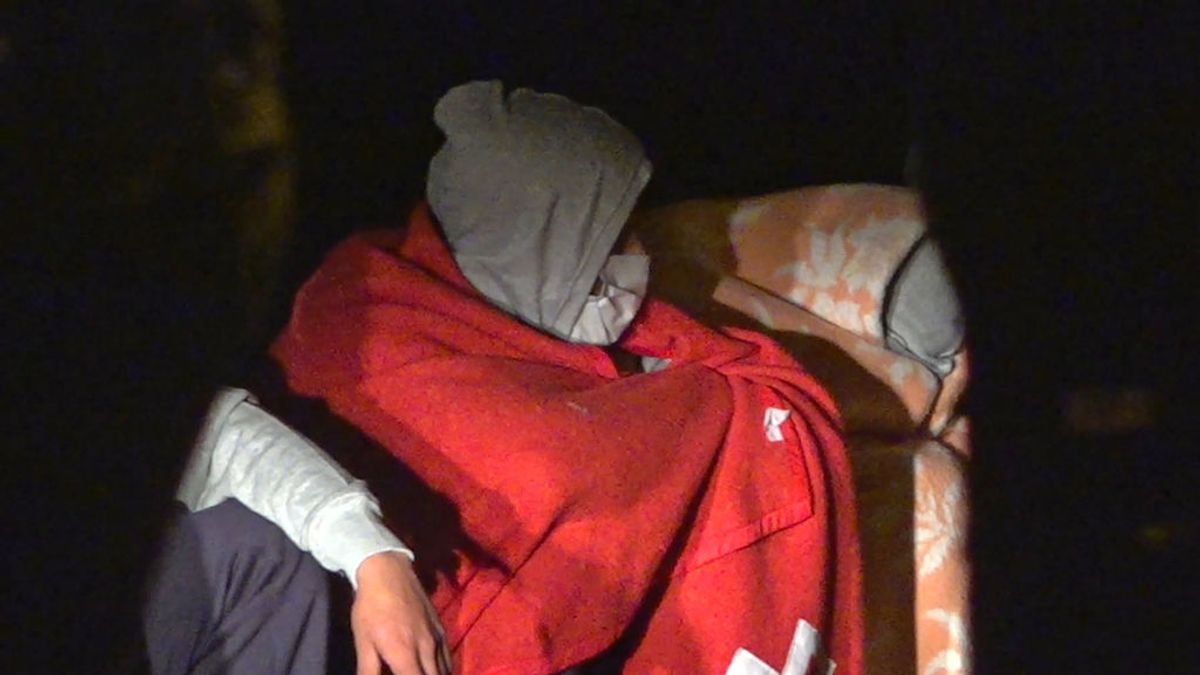 Una niña contempla cómo arrojan a su hermano pequeño al mar tras morir en una patera Una niña contempla cómo arrojan a su hermano pequeño al mar tras morir en una patera
