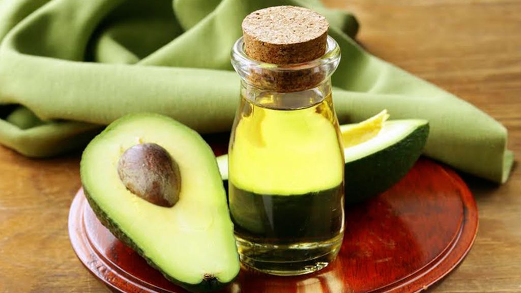 También, para decir 'adiós' al pelo seco, una muy buena opción será la mascarilla de aguacate y aceite de almendras.