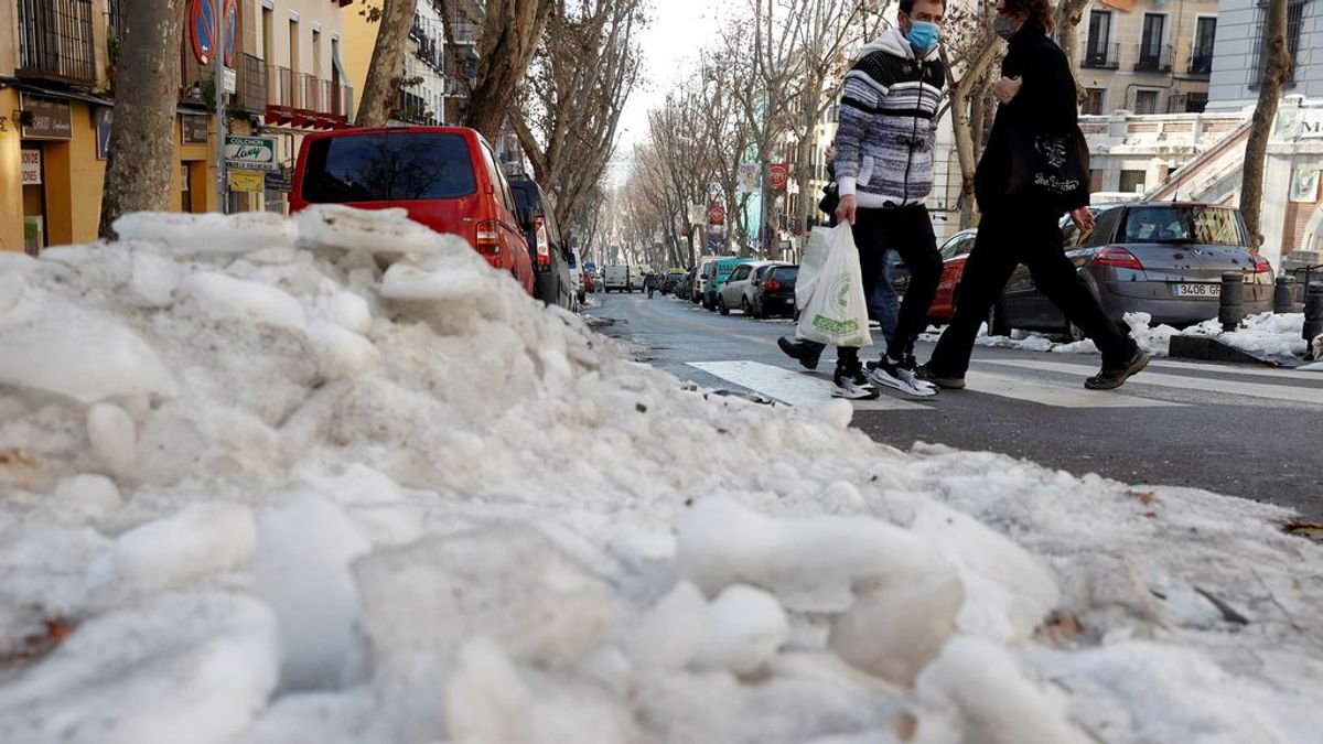 Madrid pide a todos los organismos que revisen desagües y alcantarillado para facilitar el deshielo