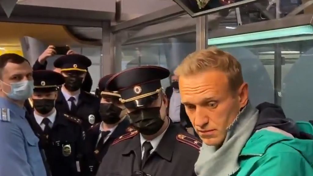 El opositor ruso Alexei Navalni, detenido en el control de pasaportes al llegar a Moscú