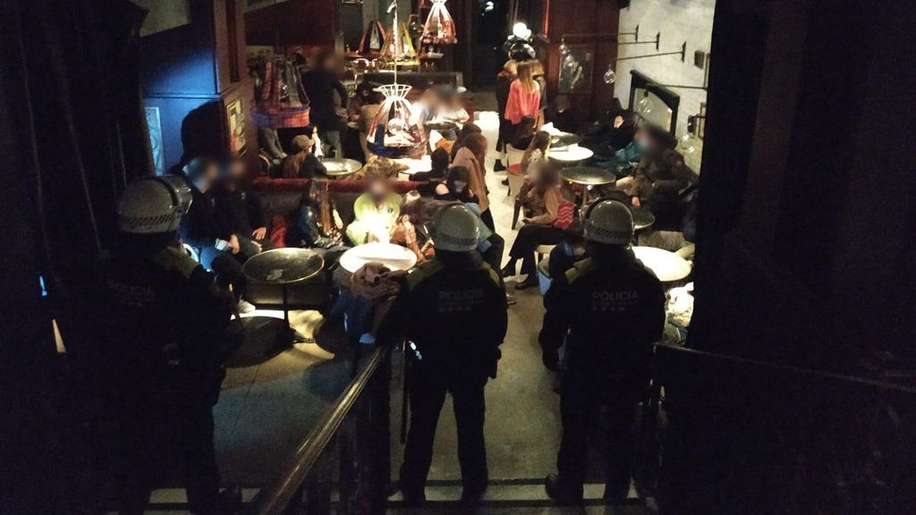 La Guardia Urbana desaloja una fiesta con 67 personas en un restaurante de Barcelona La Guardia Urbana desaloja una fiesta con 67 personas en un restaurante de Barcelona