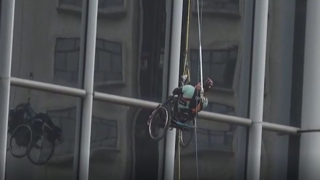 Un parapléjico chino escala la Torre Nina de Hong Kong