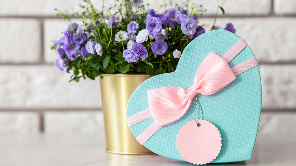 Un discurso, joyas o una sesión de spa: alternativas al ramo de flores para regalar a los padres de los novios