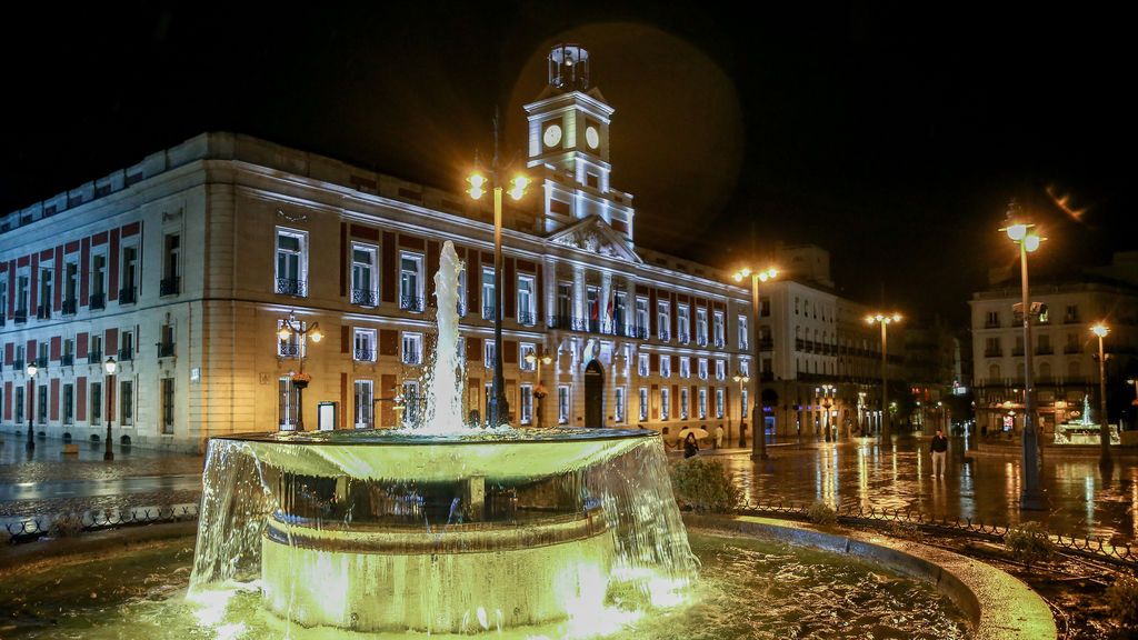 La Puerta del Sol, vacía y sin gente durante la primera noche de toque de queda en Madrid