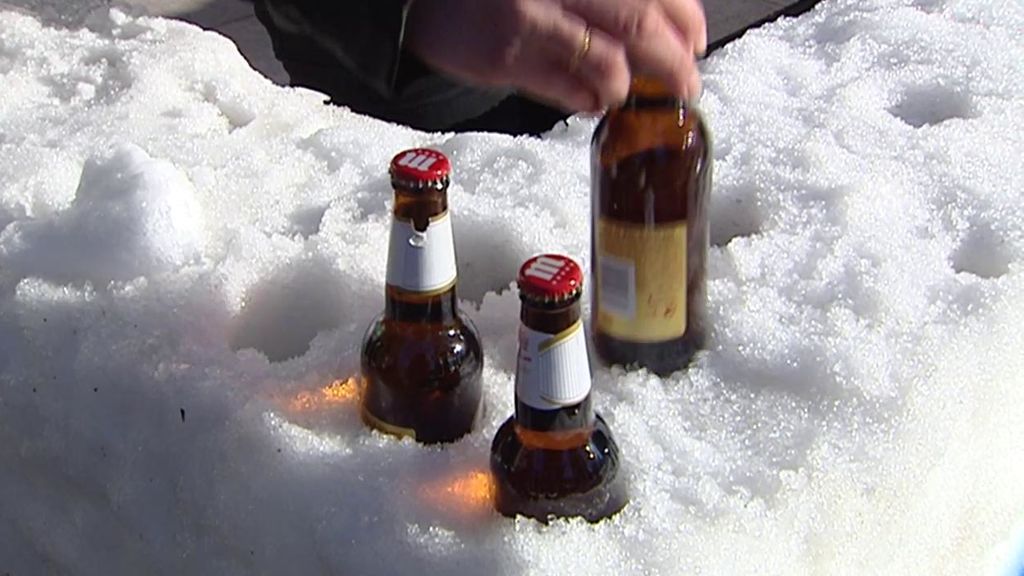 Un bar del barrio madrileño de Aluche aprovecha la gran nevada para hacer una barra de hielo