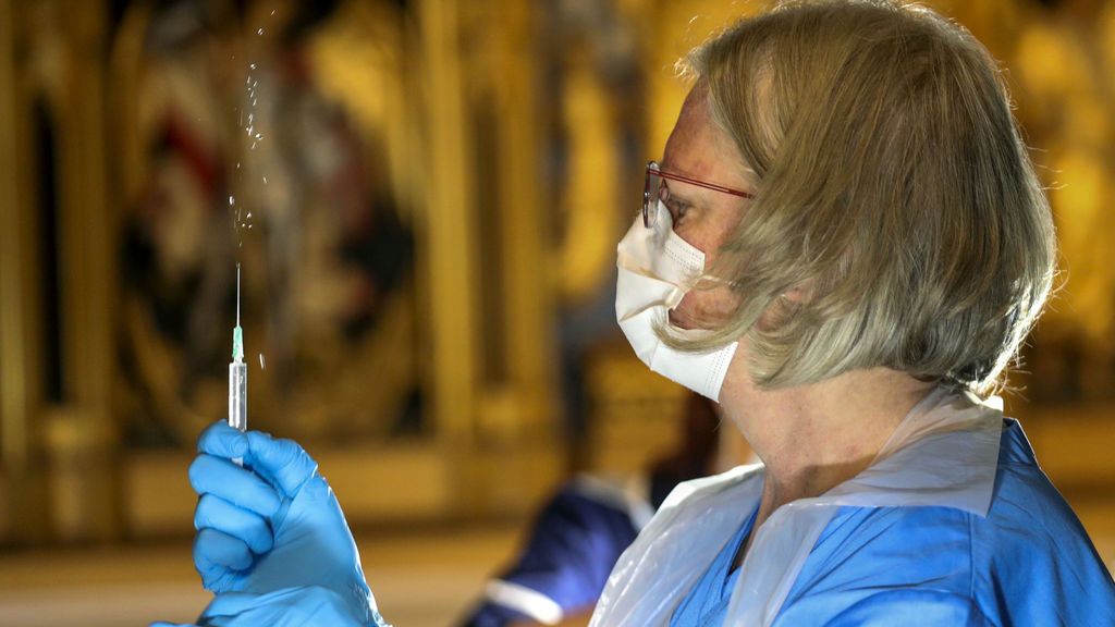 EL Hospital Clínico de Madrid vacuna a sus jubilados para no tirar dosis sobrantes EL Hospital Clínico de Madrid vacuna a sus jubilados para no tirar dosis sobrantes