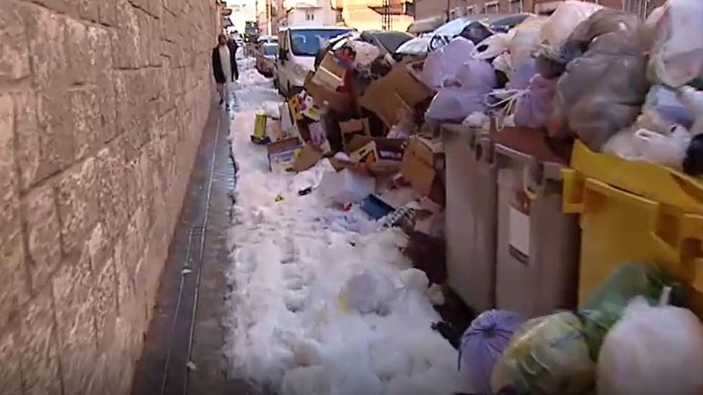 Las calzadas congeladas por los barrios madrileños siguen limitando movimientos