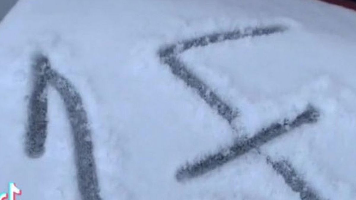 Encuentra un misterioso mensaje en la nieve de su jardín y el significado es aterrador