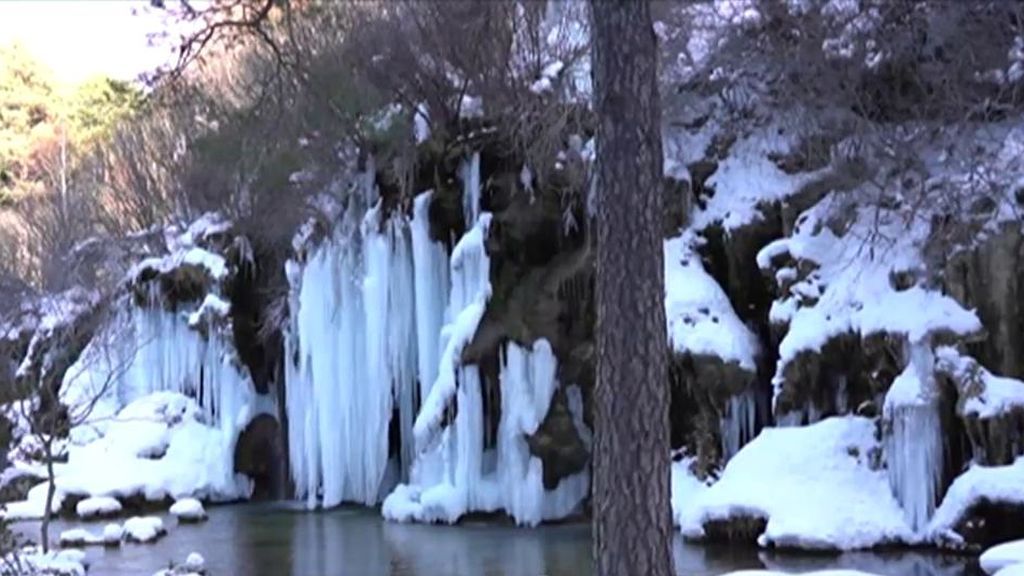 El río Cuervo se congela por el temporal y se convierte en uno de los lugares más visitados