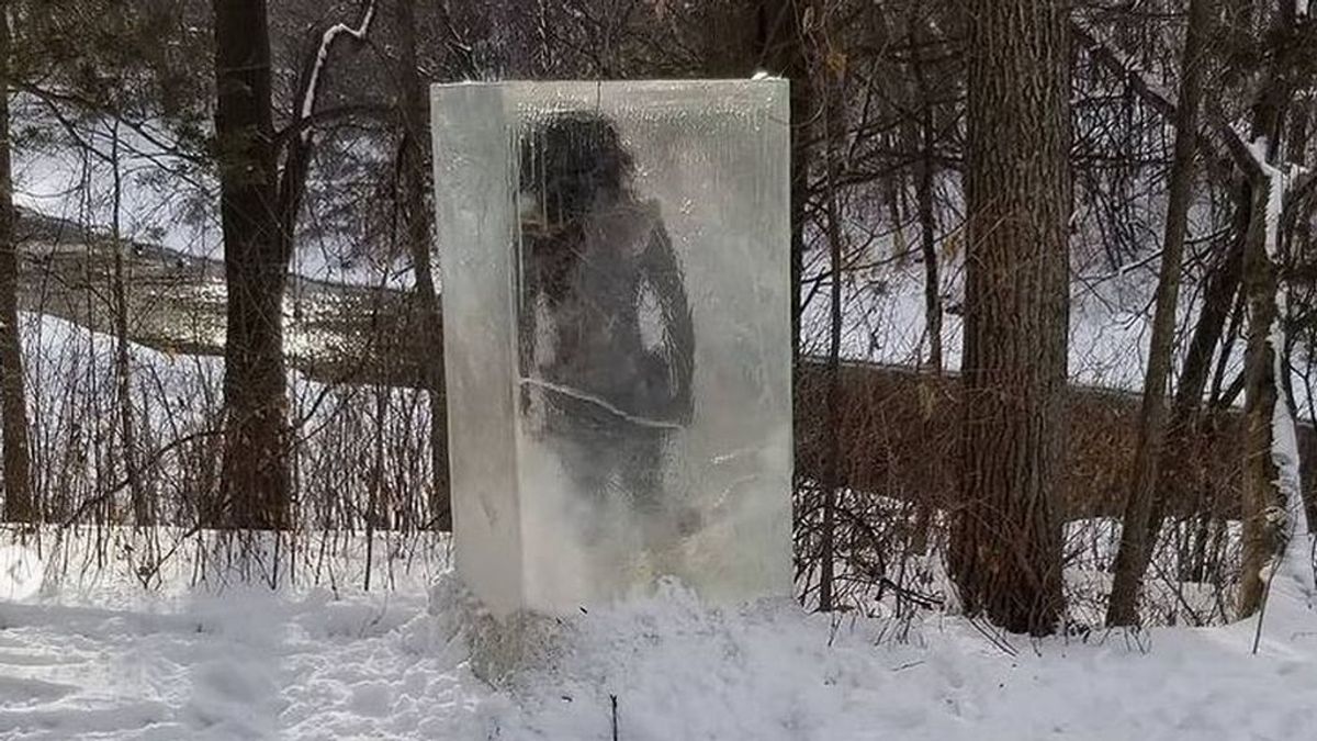 Un cavernícola en un bloque de hielo sorprende a los visitantes de un parque completamente nevado