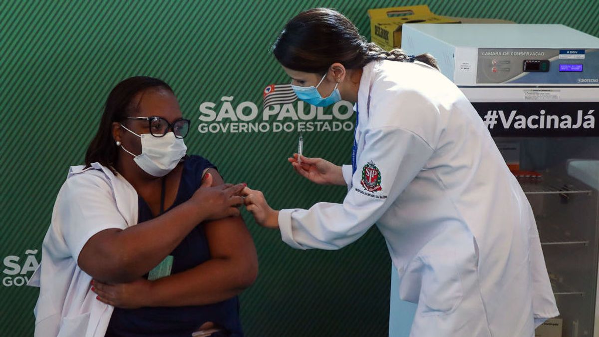 Monica Calazans, la primera persona en ser vacunada contra el covid en Brasil