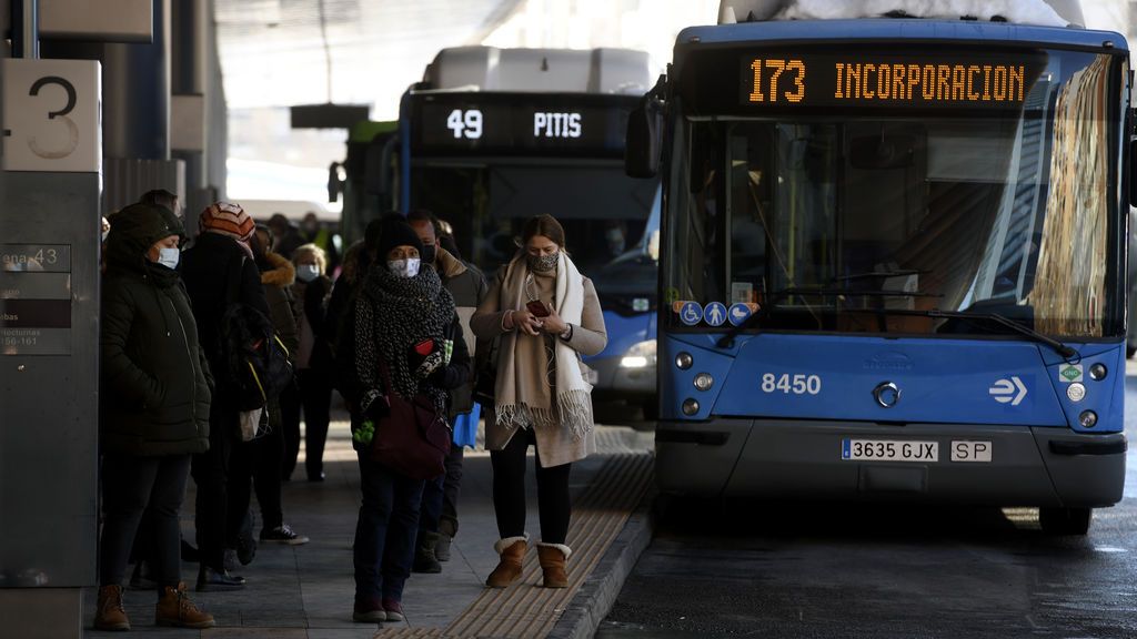 Colas de gente esperando el autobús en Madrid (España), a 18 de enero de 2021