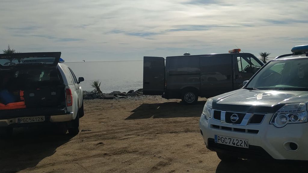 Hallan los cuerpos de una mujer y dos hombres que saltaron de una patera antes de alcanzar la costa de Almería Hallan los cuerpos de una mujer y dos hombres que saltaron de una patera antes de alcanzar la costa de Almería
