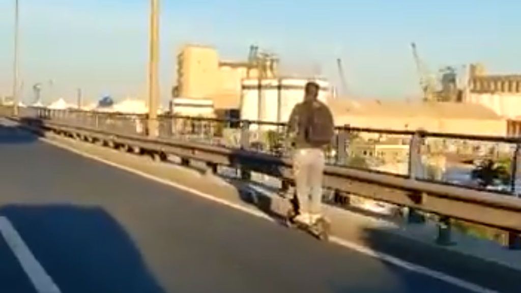 Denunciado el conductor de un patinete eléctrico que circulaba por la Ronda Litoral de Barcelona Denunciado el conductor de un patinete eléctrico que circulaba por la Ronda Litoral de Barcelona