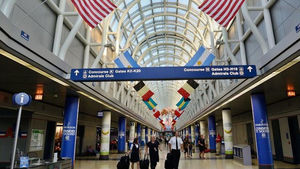Detenido un hombre que ha estado tres meses viviendo en el aeropuerto de Chicago por miedo al COVID-19 Detenido un hombre que ha estado tres meses viviendo en el aeropuerto de Chicago por miedo al COVID-19