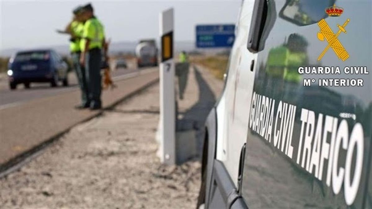 Tres muertos arrollados por camión en A-6 cuando auxiliaban a otro conductor Tres muertos arrollados por camión en A-6 cuando auxiliaban a otro conductor