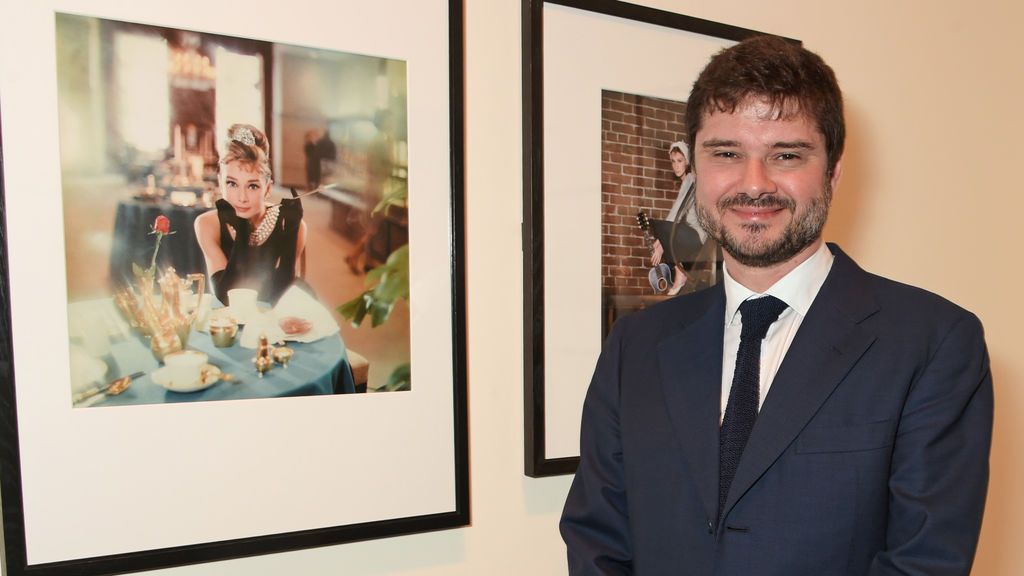 Luca Dotti, hijo de Audrey Hepburn, junto a un retrato de la actriz