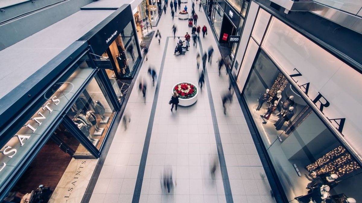 Respetar la distancia social en centros comerciales es casi imposible con gente en movimiento Respetar la distancia social en centros comerciales es casi imposible con gente en movimiento