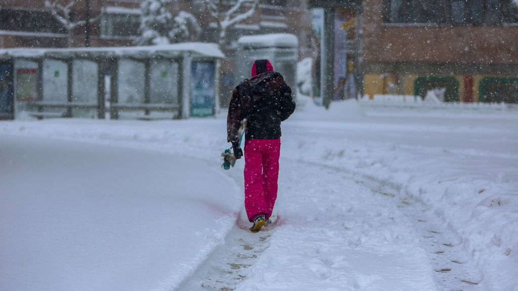 Aprovecha la nieve del patio de su casa para construir un 'putiglú' y triunfa en las redes