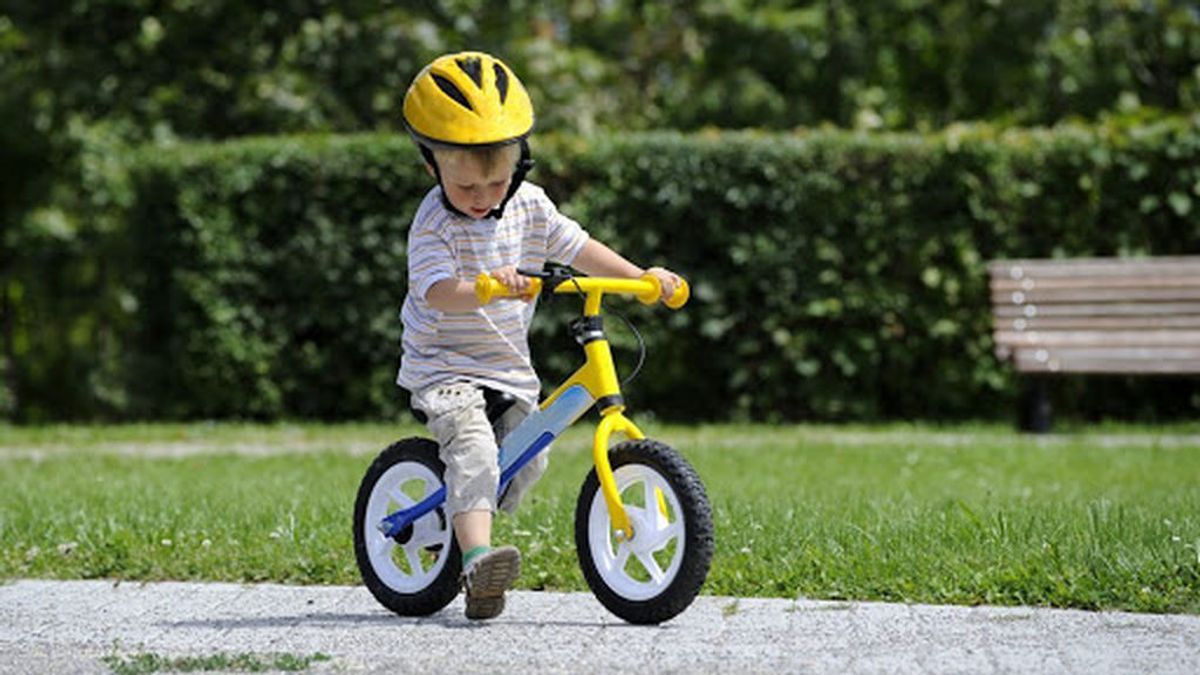 Bicicleta sin pedales, la mejor opción para que los niños aprendan de equilibrio: cinco consejos para elegir la correcta según su edad, altura y peso.