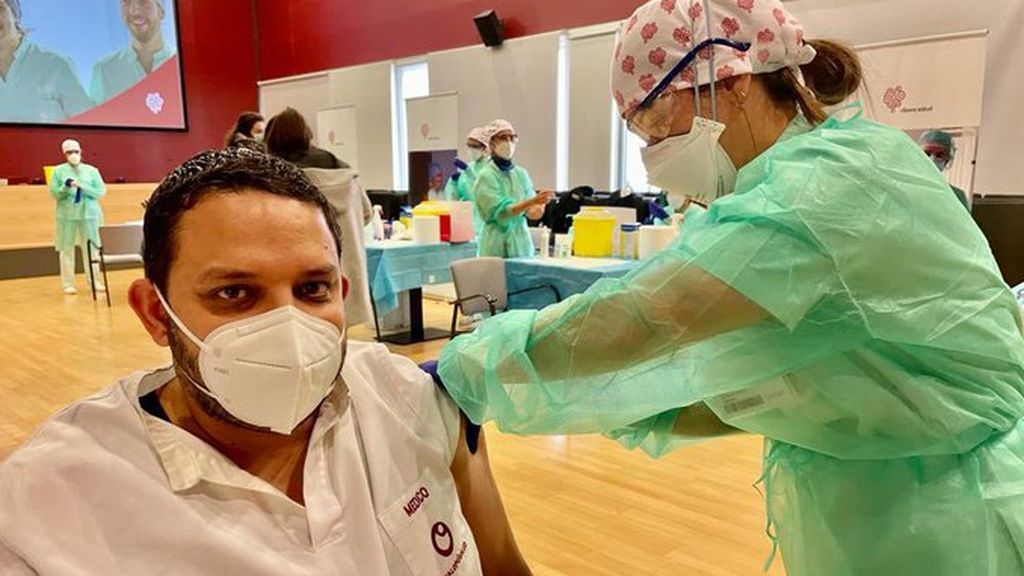 Julio Armas, médico de Urgencias: "Una anciana antes de morir me pidió que le diera un abrazo, y se lo dí" Julio Armas, médico de Urgencias: "Una anciana antes de morir me pidió que le diera un abrazo, y se lo dí"