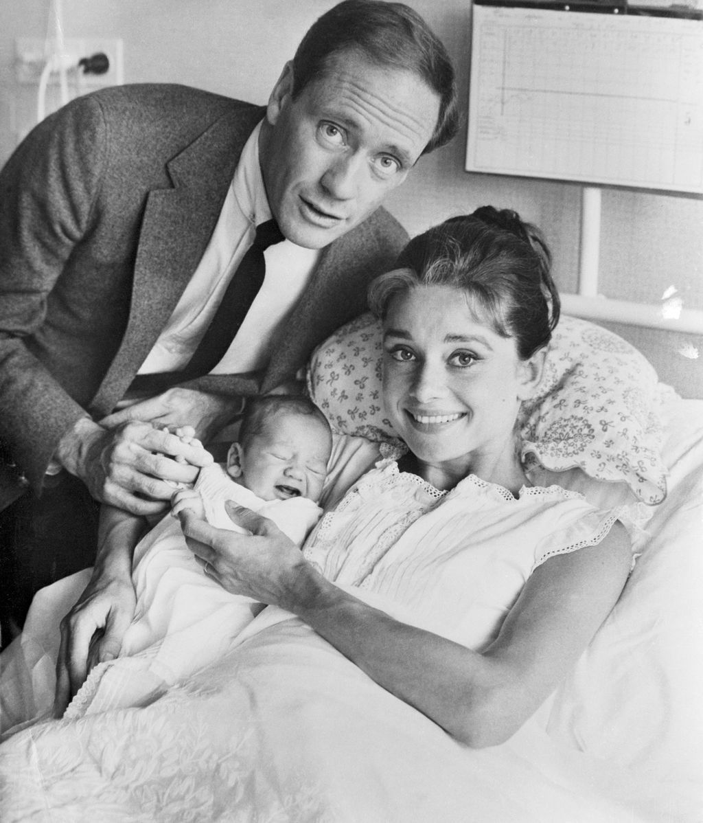 Audrey Hepburn, con su marido Mel Ferrer y su primer hijo