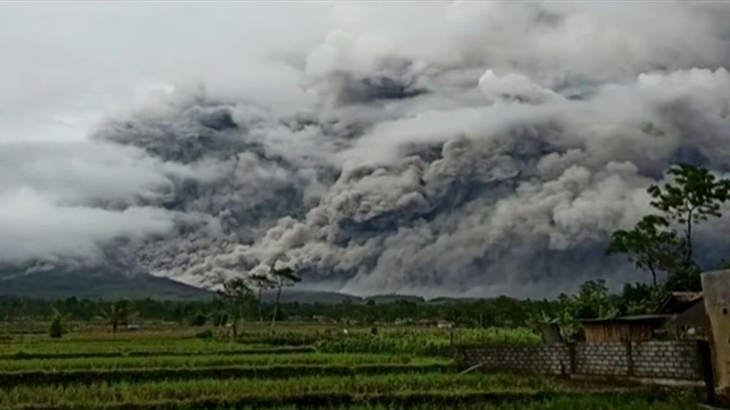Espectacular erupción del volcán Semeru en Indonesia