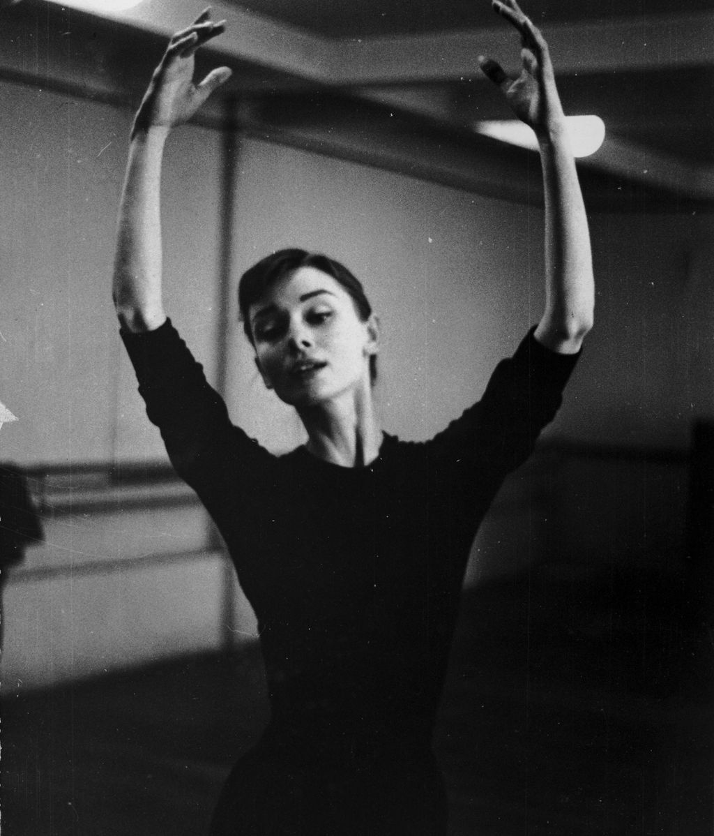 Audrey Hepburn, en un estudio de danza (1955)