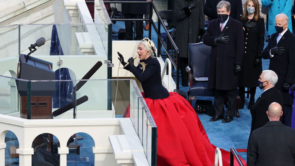 Lady Gaga canta el himno.
