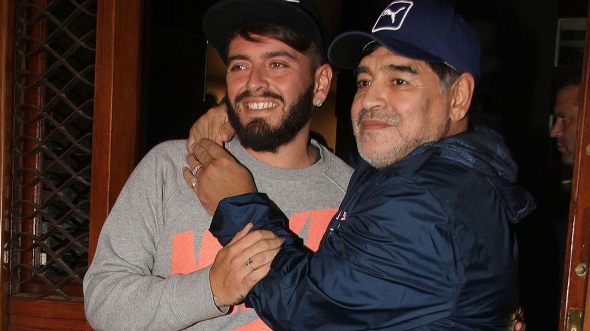 El hijo de Maradona no se perdona no haber estado en el funeral de su padre y luchará por "descubrir la verdad" El hijo de Maradona no se perdona no haber estado en el funeral de su padre y luchará por "descubrir la verdad"