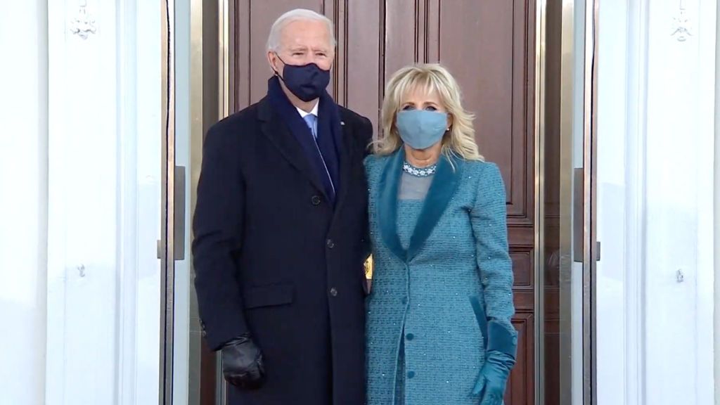 Joe y Jill Biden posan en la puerta de la Casa Blanca