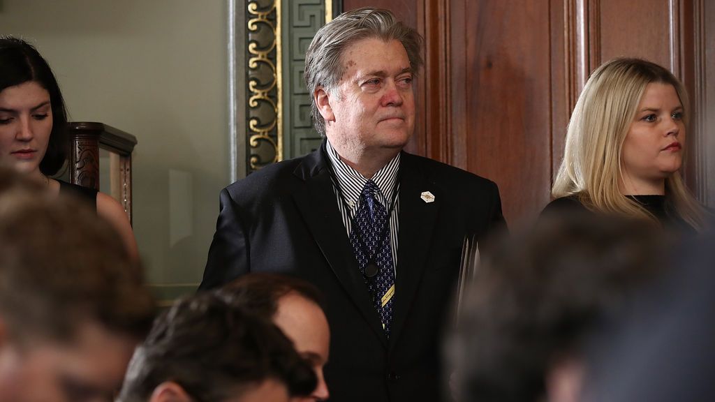 Trump termina su mandato indultando a su exasesor Steve Bannon Trump termina su mandato indultando a su exasesor Steve Bannon