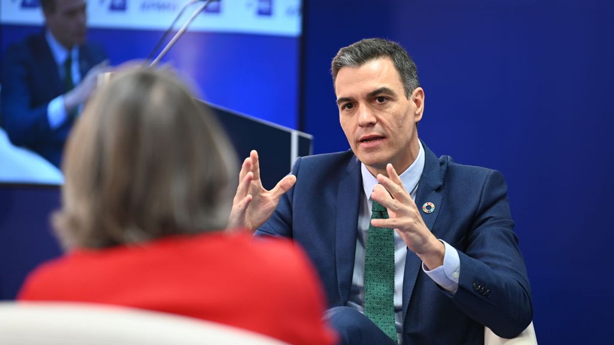Sánchez defiende a ‘su’ ministro en la polémica de las pensiones: “Escrivá está trabajando con solvencia y empatía” Sánchez defiende a ‘su’ ministro en la polémica de las pensiones: “Escrivá está trabajando con solvencia y empatía”