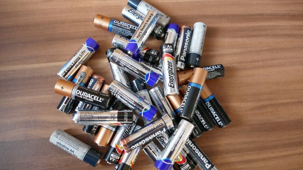Las pilas y aparatos eléctricos y electrónicos con litio o níquel metal serán residuos peligrosos desde mañana Las pilas y aparatos eléctricos y electrónicos con litio o níquel metal serán residuos peligrosos desde mañana