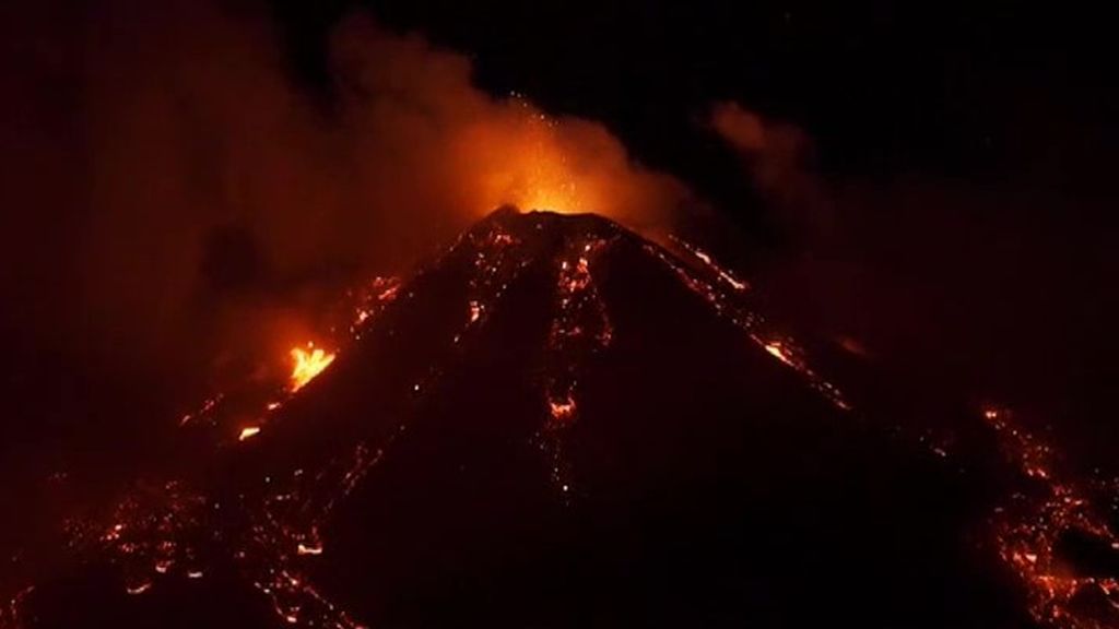 El volcán Etna entra en erupción: así ha arrojado lava al cielo durante la noche