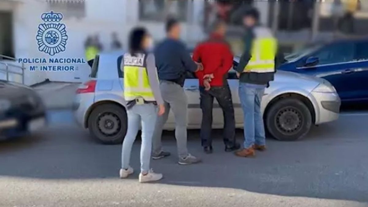 Detenidos tres vigilantes de seguridad por asaltar viviendas en una lujosa urbanización de Estepona