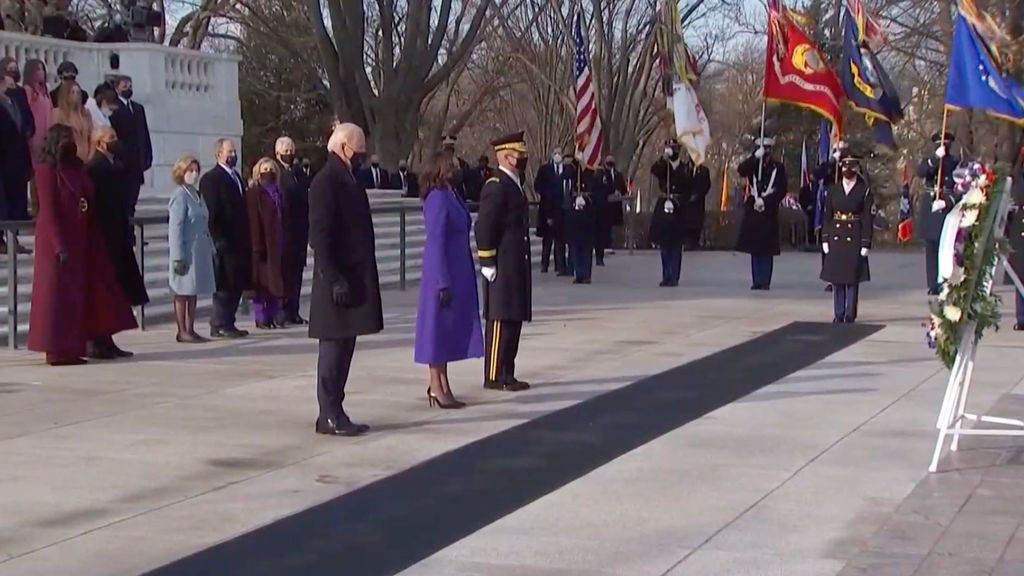 Biden y Harris ante la tumba del Soldado Desconocido
