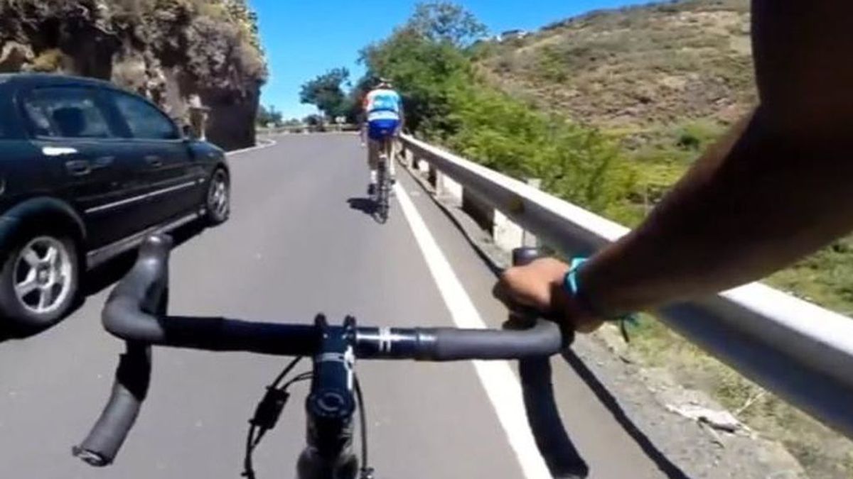 Los coches deberán reducir en 20 km/h el límite genérico al adelantar a bicicletas Los coches deberán reducir en 20 km/h el límite genérico al adelantar a bicicletas