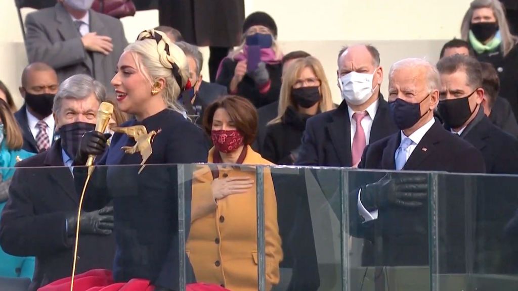 Lady Gaga interpreta el himno de los Estados Unidos frente a Joe Biden