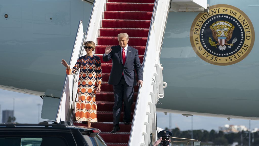 Los Trump, bajando del avión en Florida