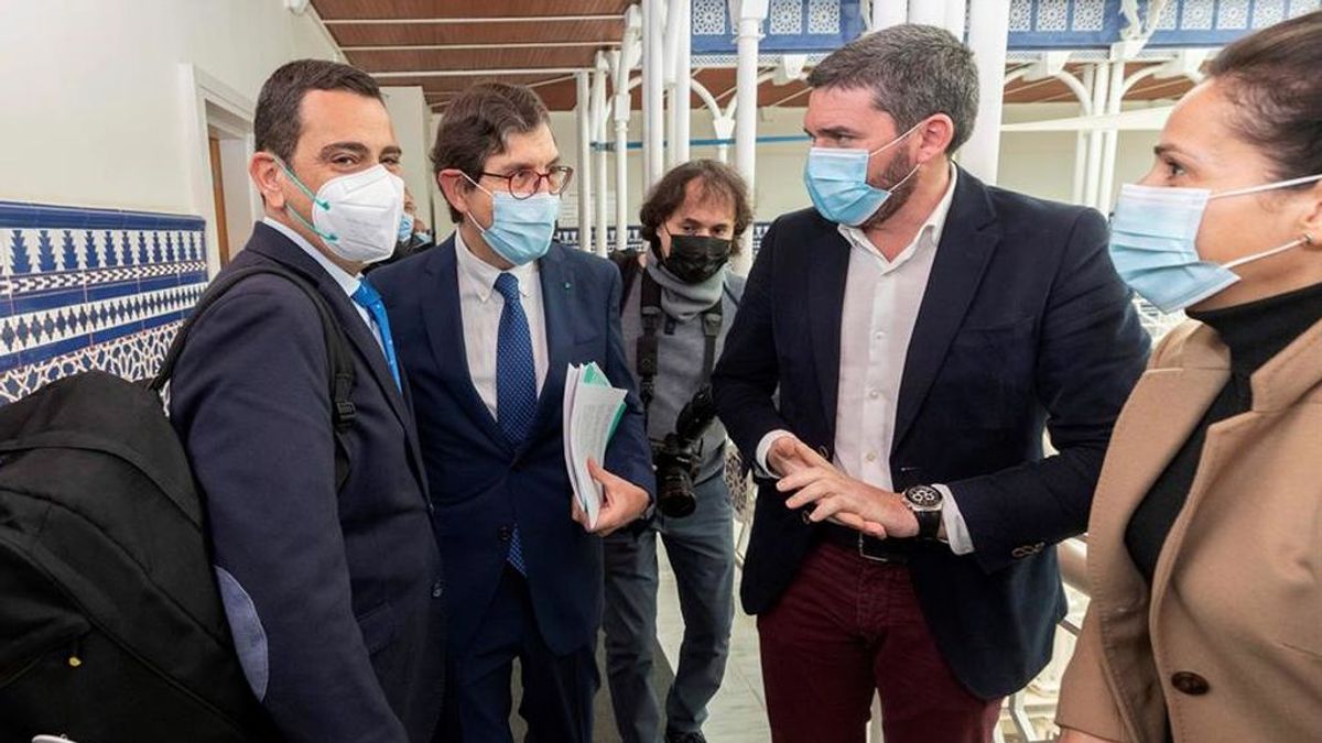 El consejero de Murcia y otros políticos que se vacunaron contra el covid saltándose el protocolo