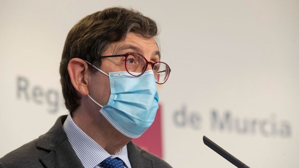 Polémica en la Región de Murcia por la vacunación de su consejero de Salud y otros altos cargos del departamento