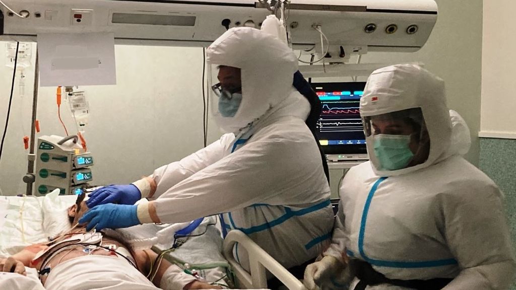 Luis García, intensivista: “Dos pacientes de 50 años han muerto hoy por aguantar en casa sin venir al hospital” Luis García, intensivista: “Dos pacientes de 50 años han muerto hoy por aguantar en casa sin venir al hospital”