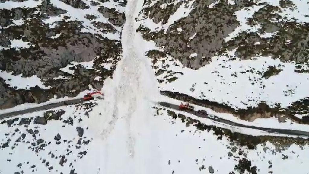 Las imágenes del tremendo alud de nieve que ha cortado una carretera en Cantabria
