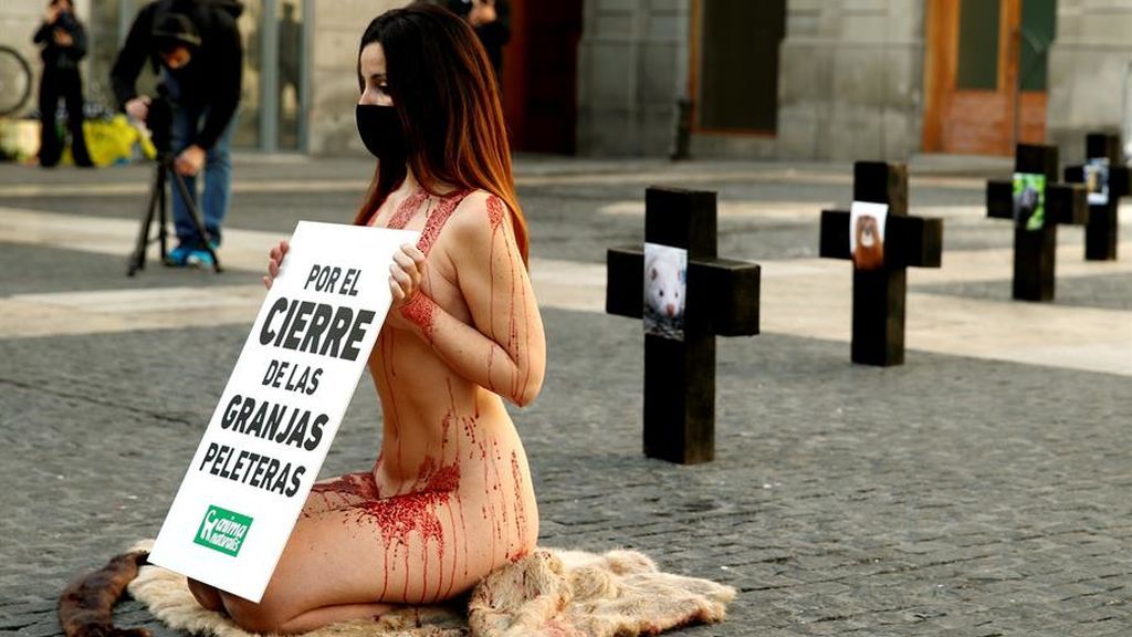 Una activista animalista protesta desnuda contra la industria peletera en Barcelona Una activista animalista protesta desnuda contra la industria peletera en Barcelona